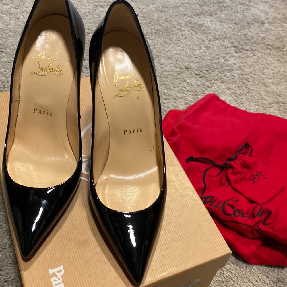 Christian Louboutin black décolleté pumps. Size 37. 100cm high.